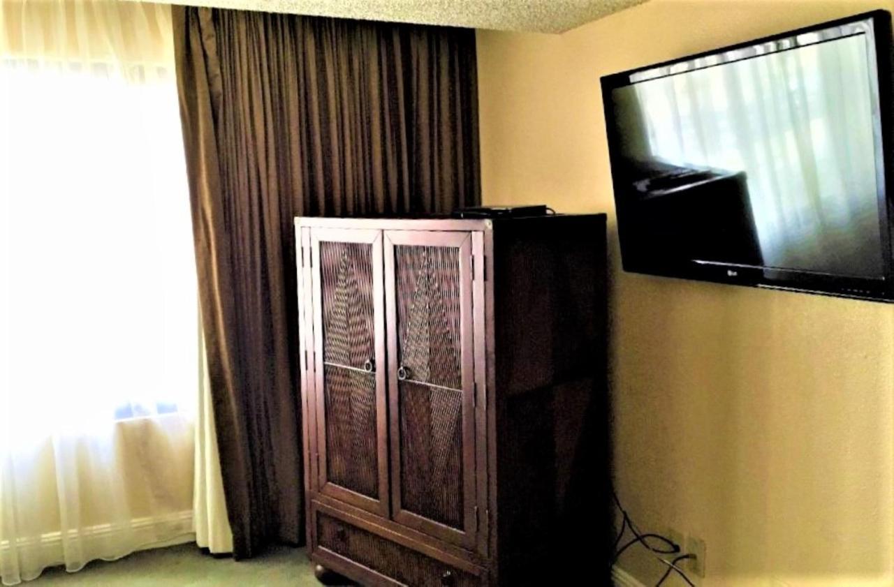 Deluxe Queen Suite