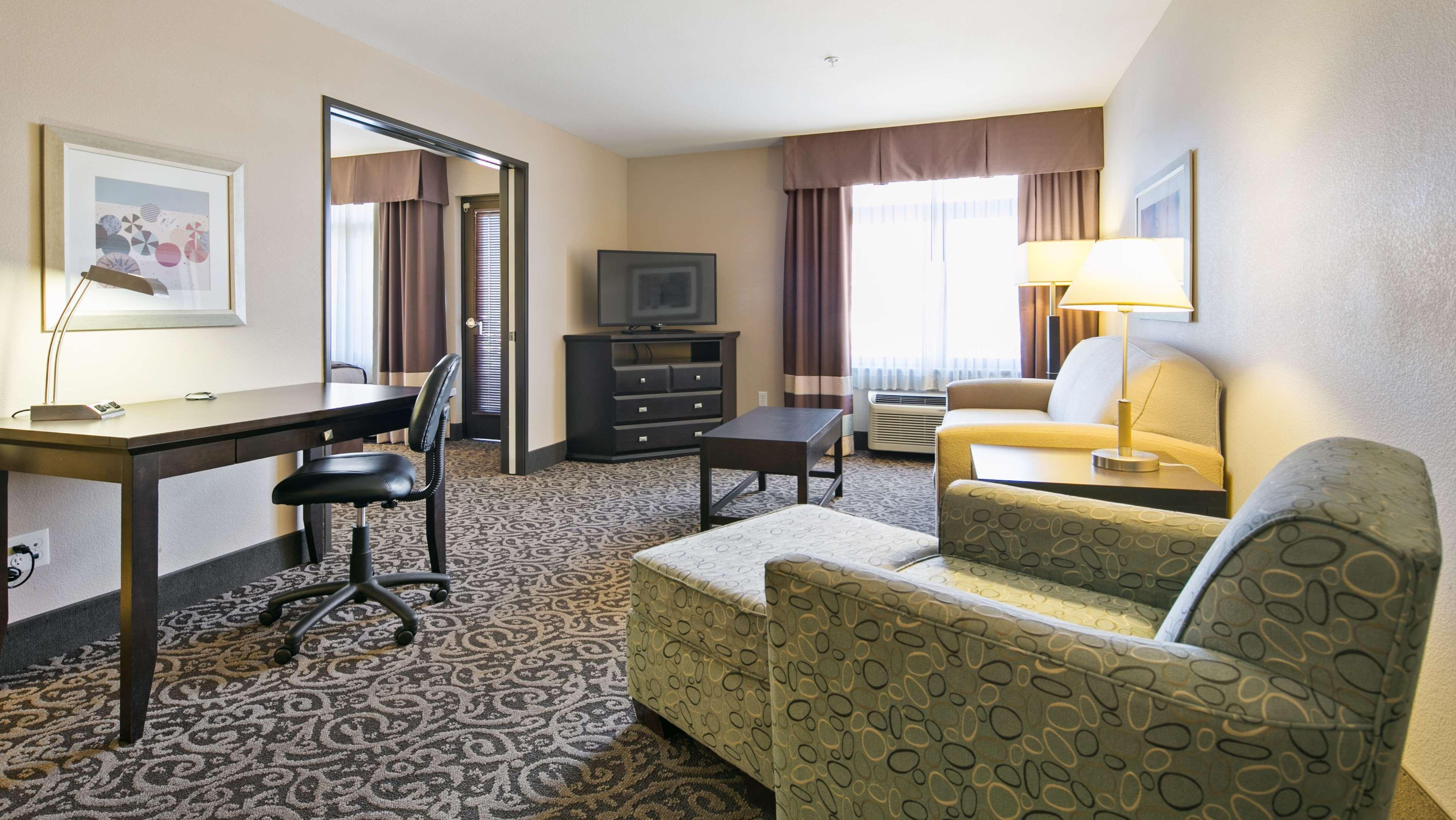 One-Bedroom King Suite Sofa Bed Balcony Dining Area Non-Smoking