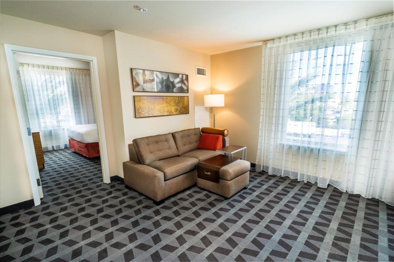 Deluxe Queen Suite