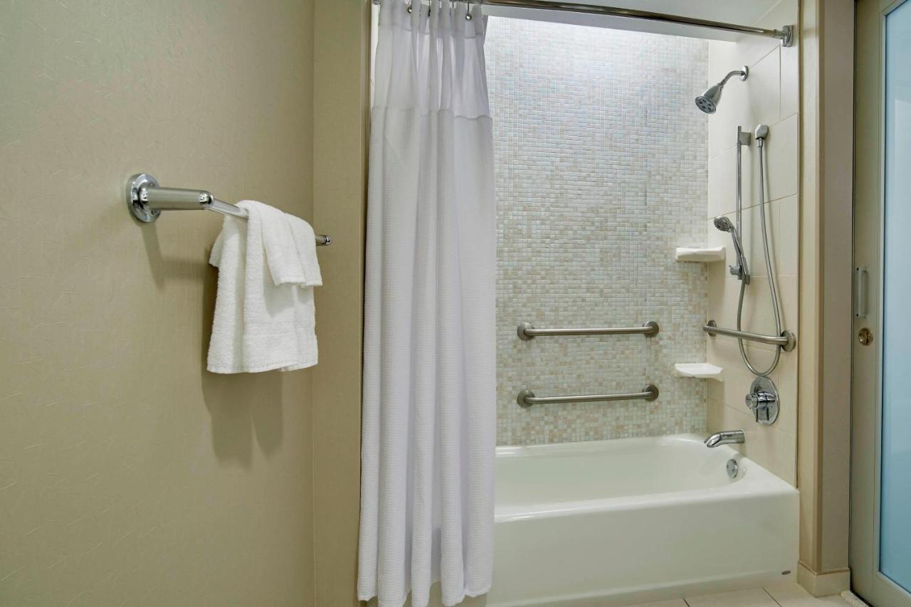 King Suite Trundle Bed Adapted Tub Mobility Accessible,1350141877:JPEG