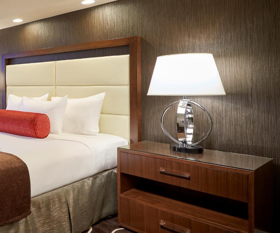 Petite Suite 1 King Bed,1539850462:JPEG