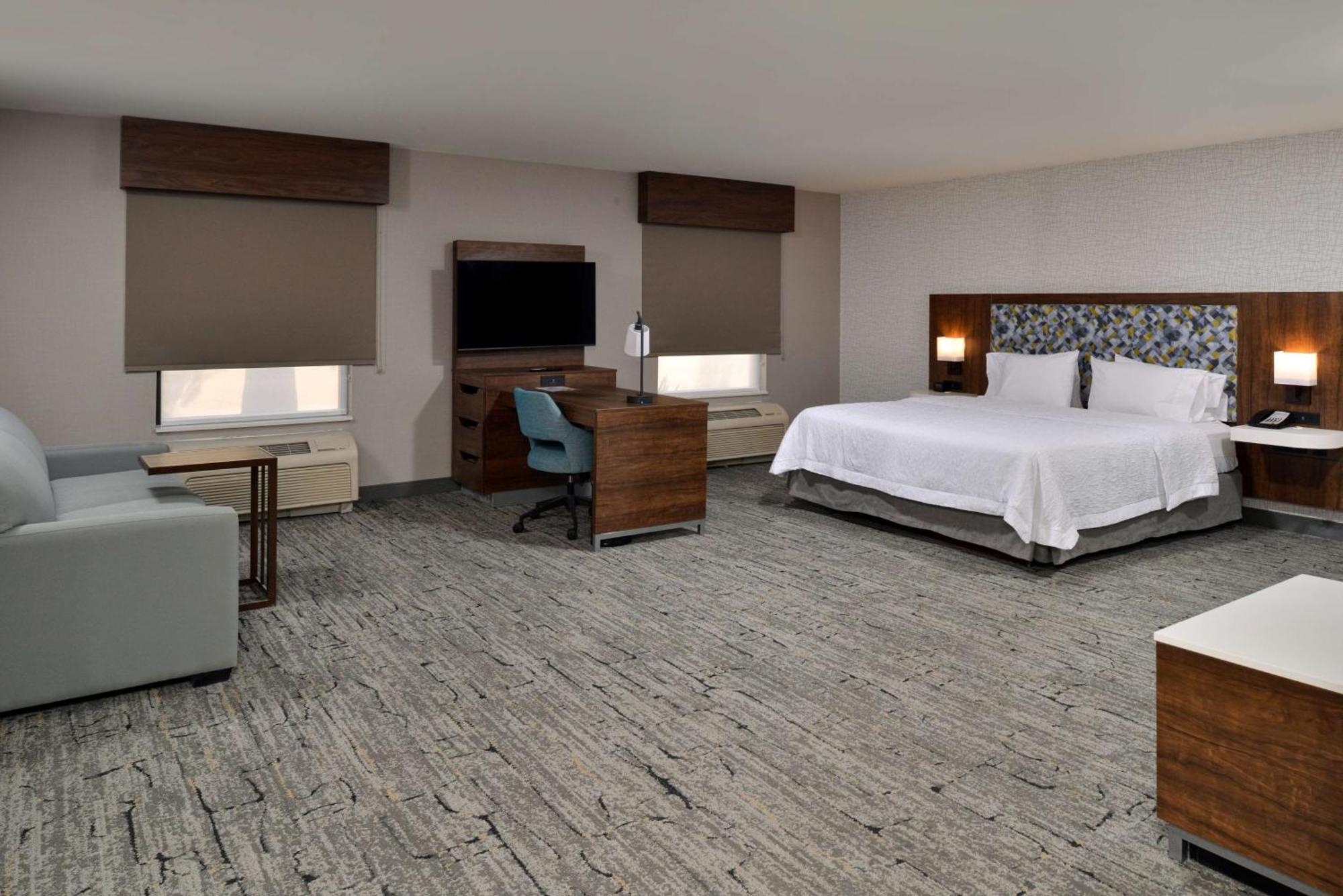 King Room Accessible Tub Mobility Hearing Access or Non-Smoking