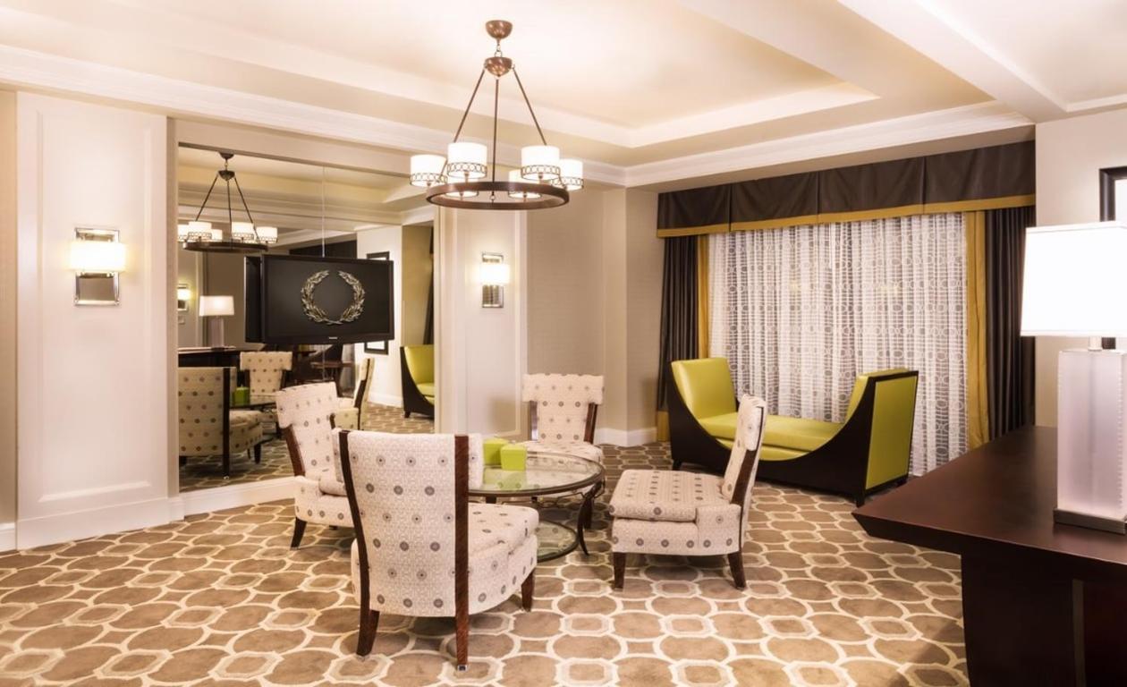 Octavius Premium Suite 1 King Bed 2 Queen Bedroom