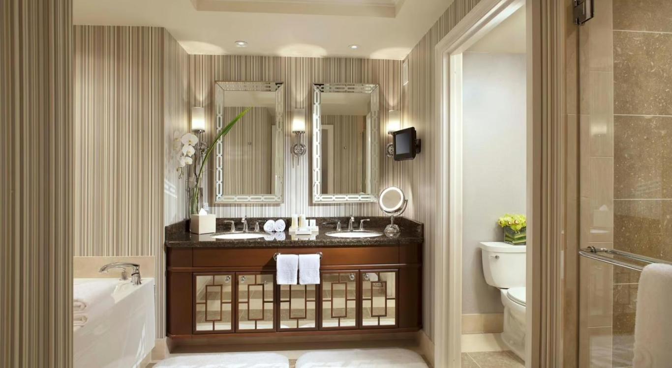 Octavius Executive Suite 1 King Bed 2 Queen Bedroom