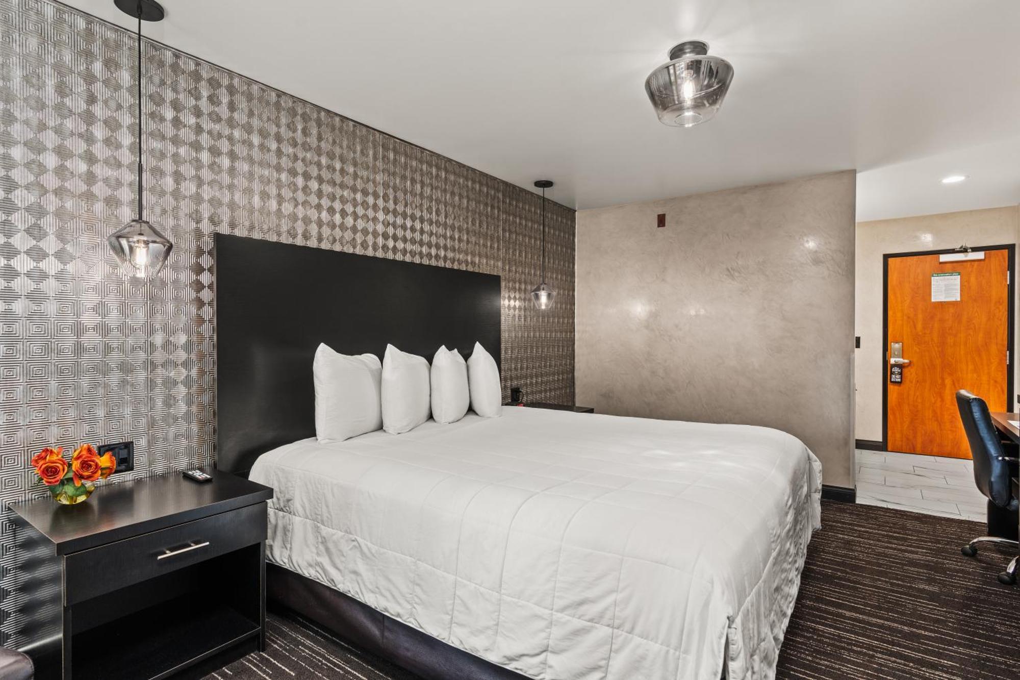 Queen Suite - Non-Smoking,1617455225:JPEG