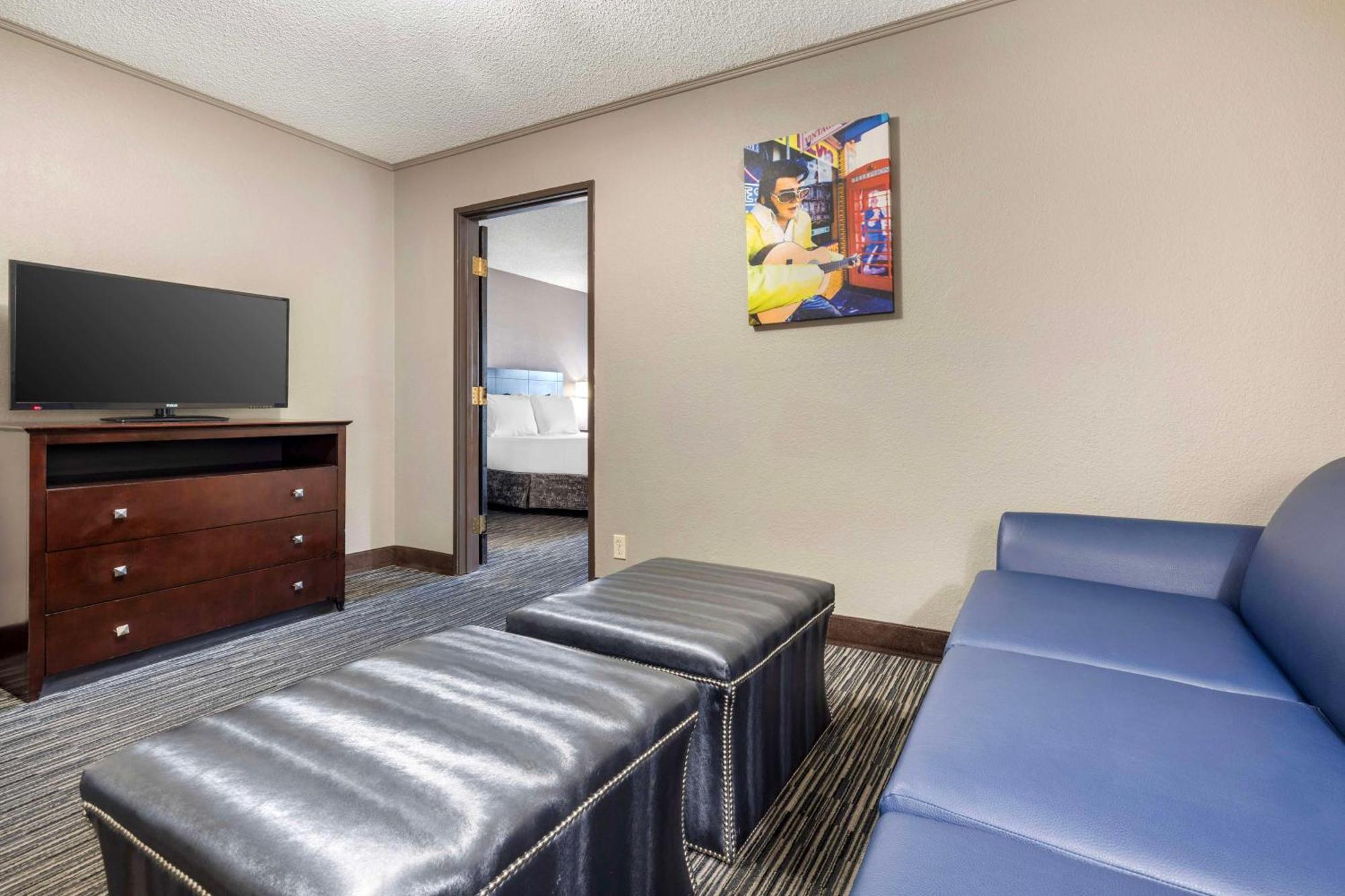 One-Bedroom Queen Suite Sofa Bed