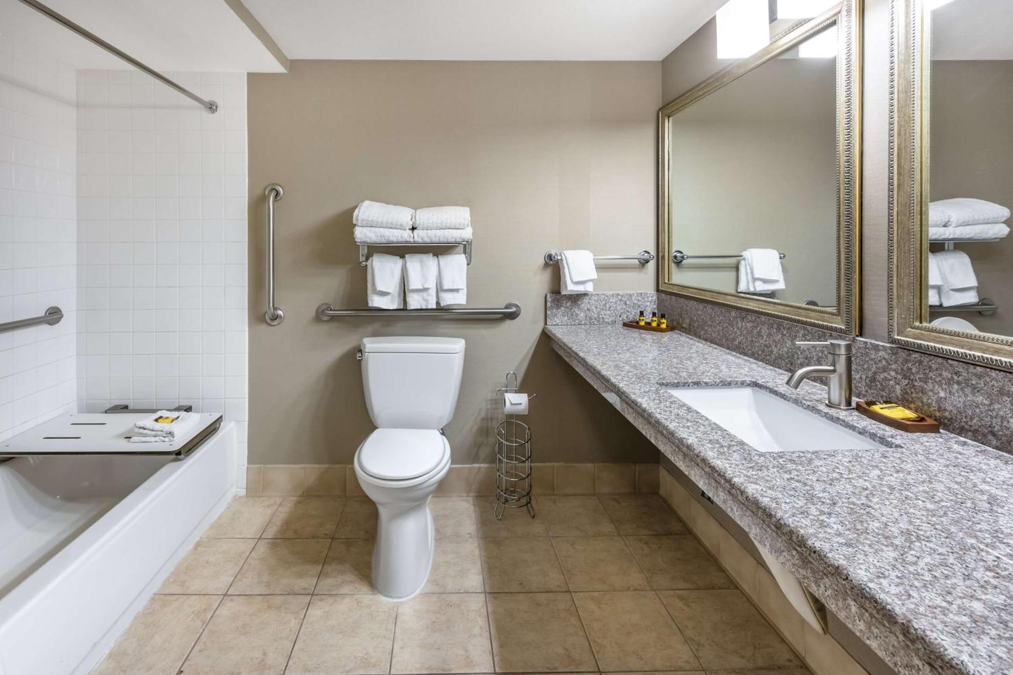 Queen Suite Two Queen Beds Bath Tub Disability Access