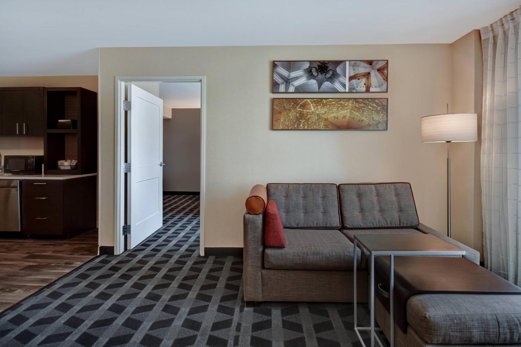 1 Bedroom Suite 1 King Sofa bed Poolside view