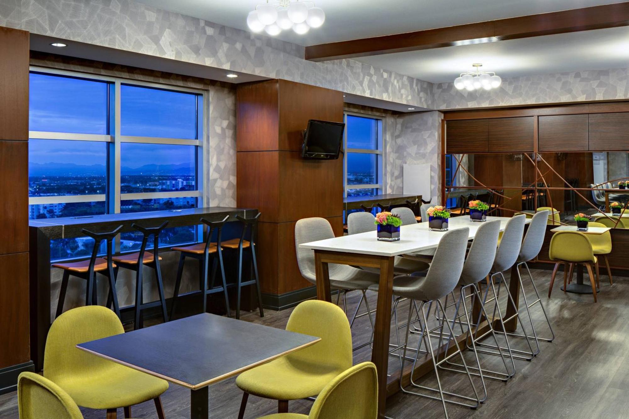 Deluxe King Room City View