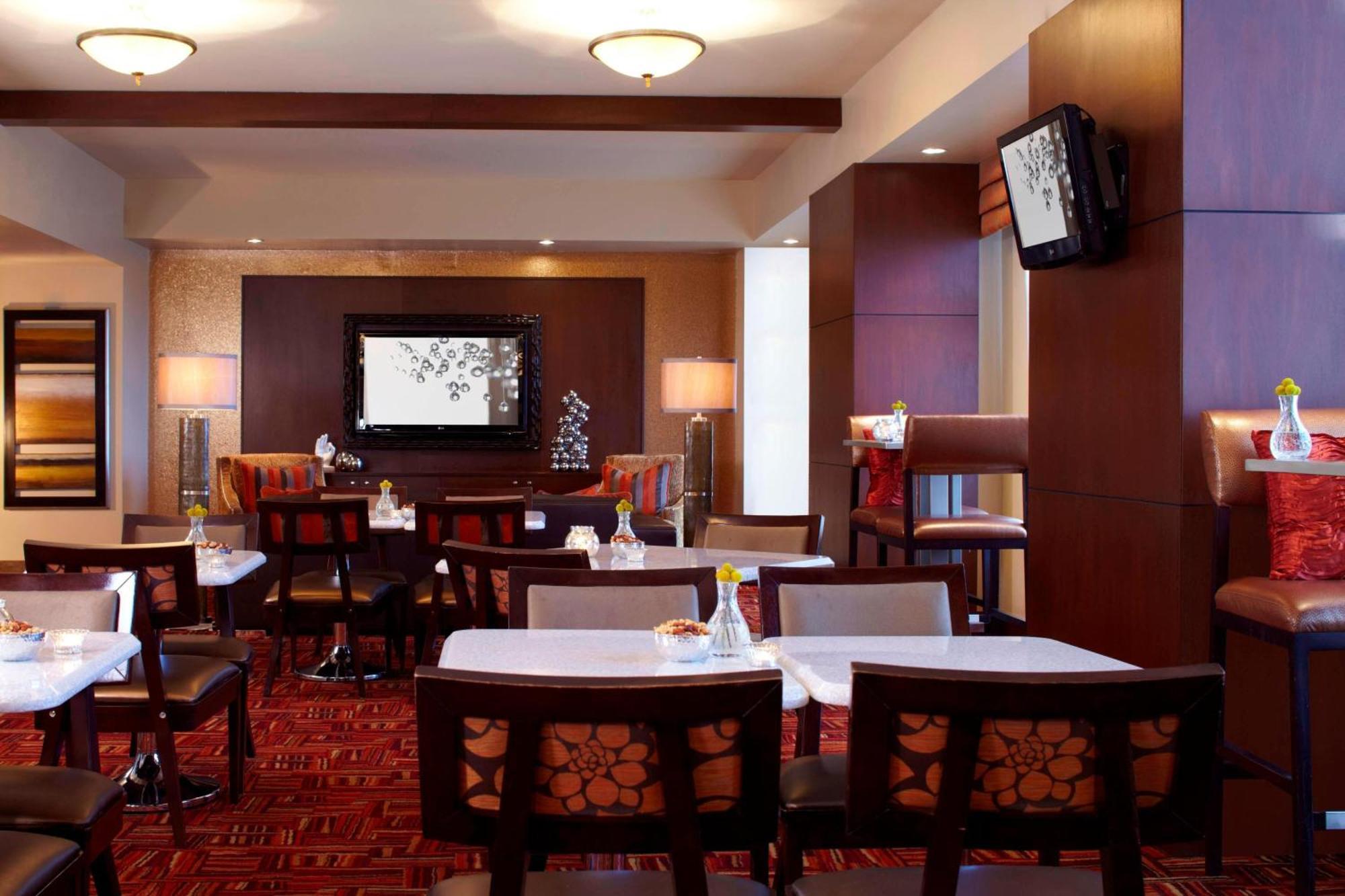 Deluxe King Room City View