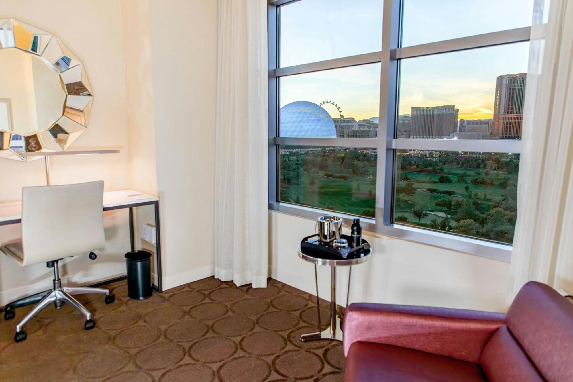 Deluxe King Room City View