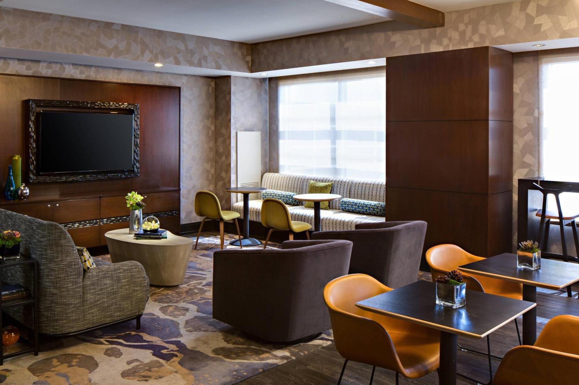 Deluxe King Room City View