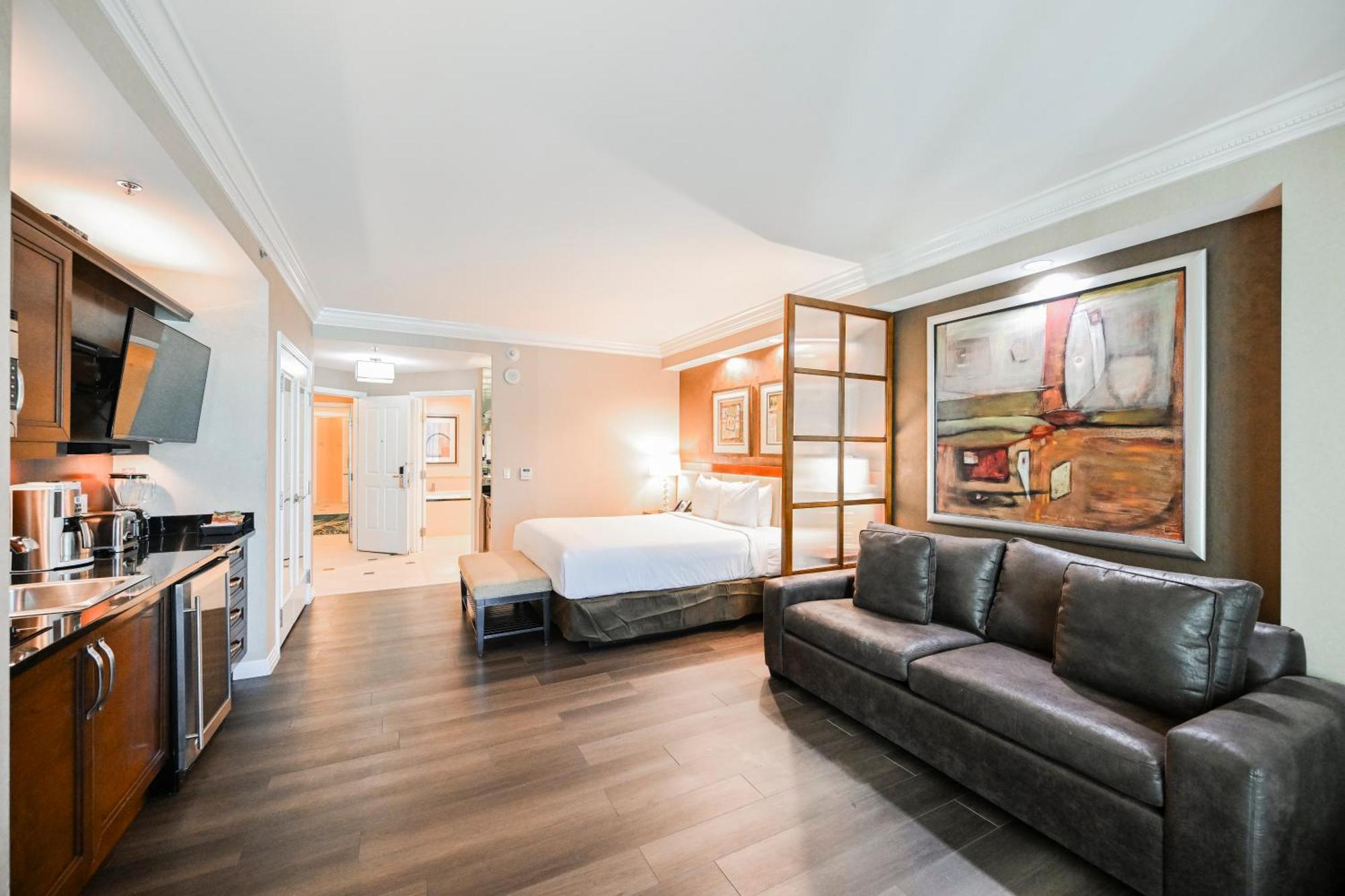 Remodeled Studio Strip View & Balcony