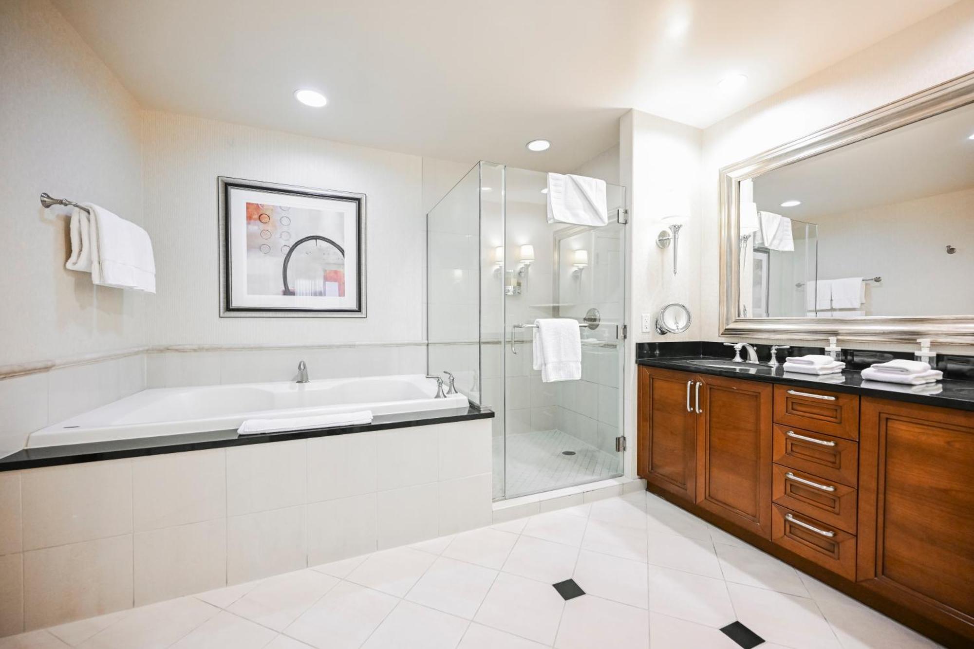 Remodeled Studio Strip View & Balcony
