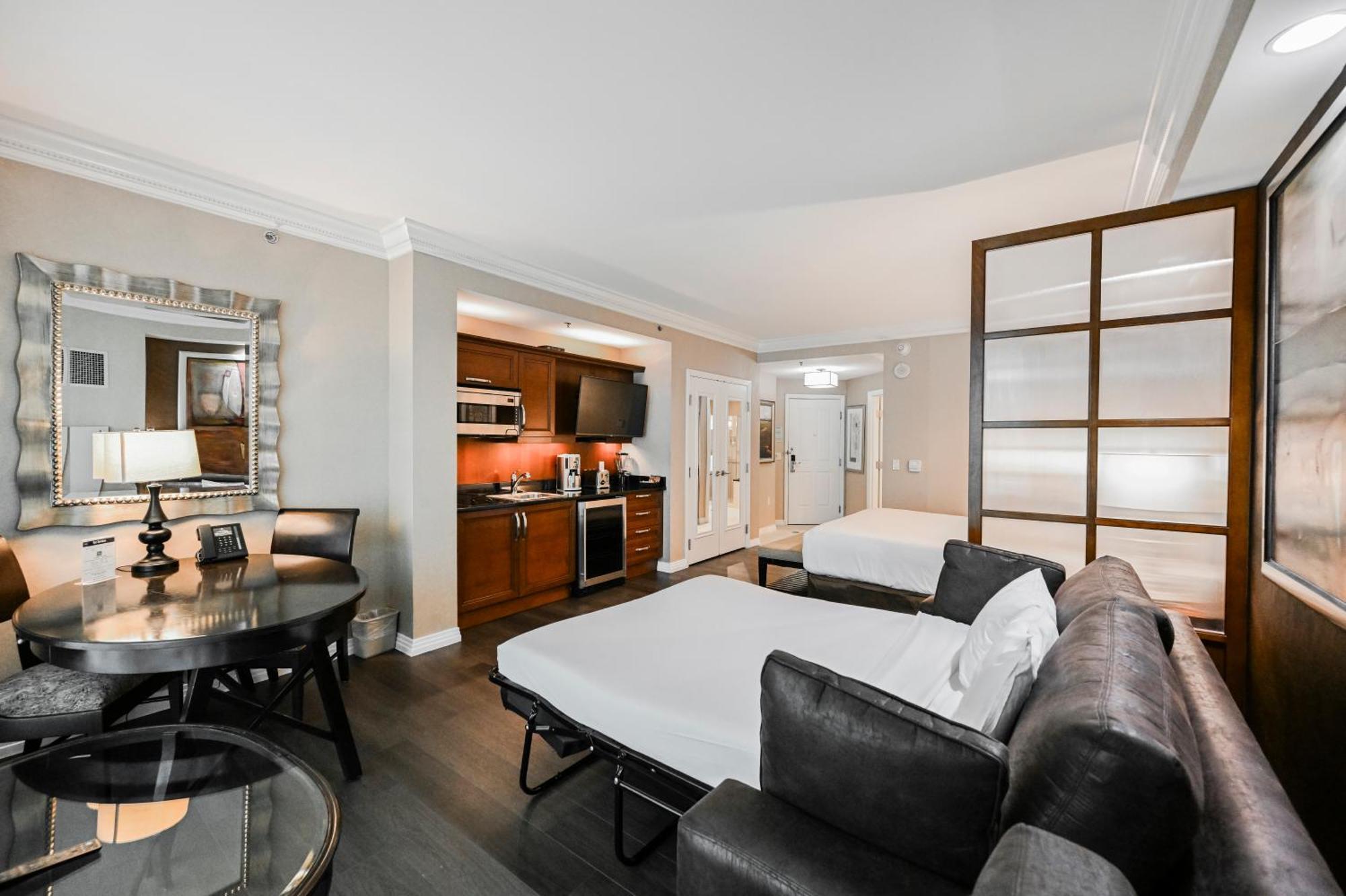 Remodeled Studio Strip View & Balcony