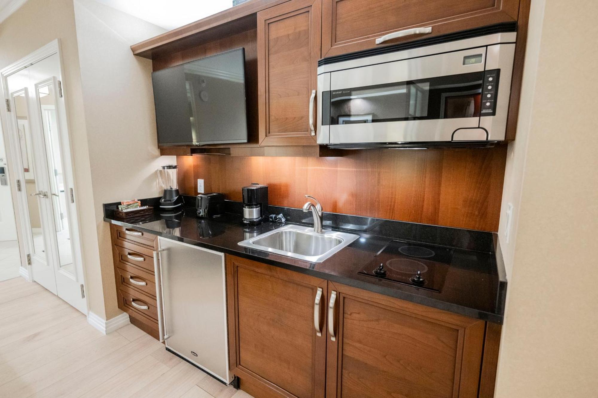 Remodeled Two-Bedroom Strip View & Balcony