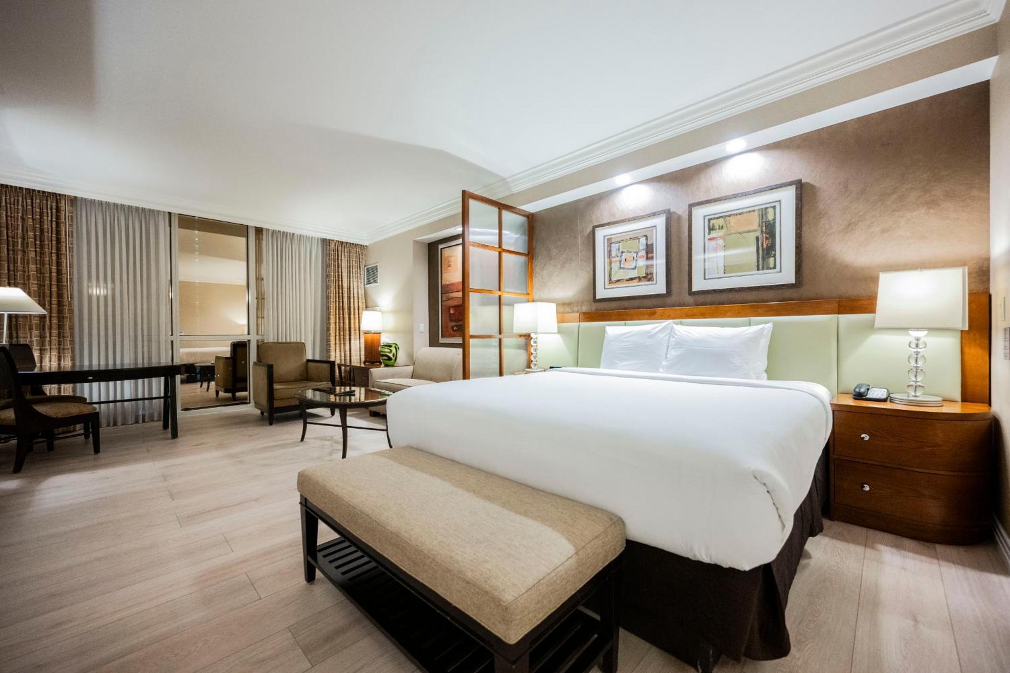 Remodeled Two-Bedroom Strip View & Balcony