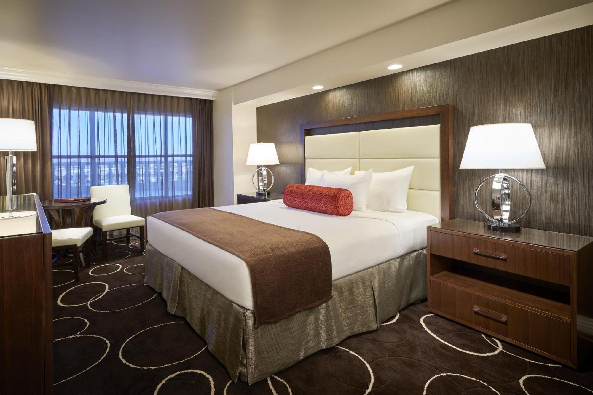 Deluxe Room 1 King Bed