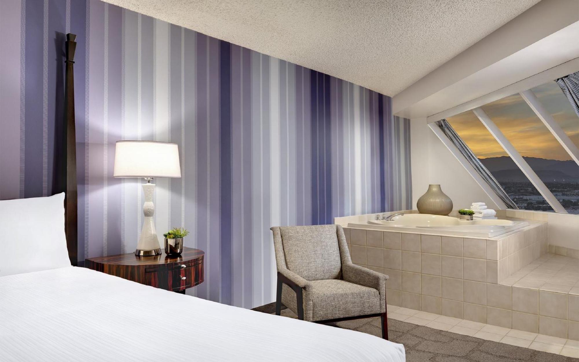 Pyramid King Corner Suite
