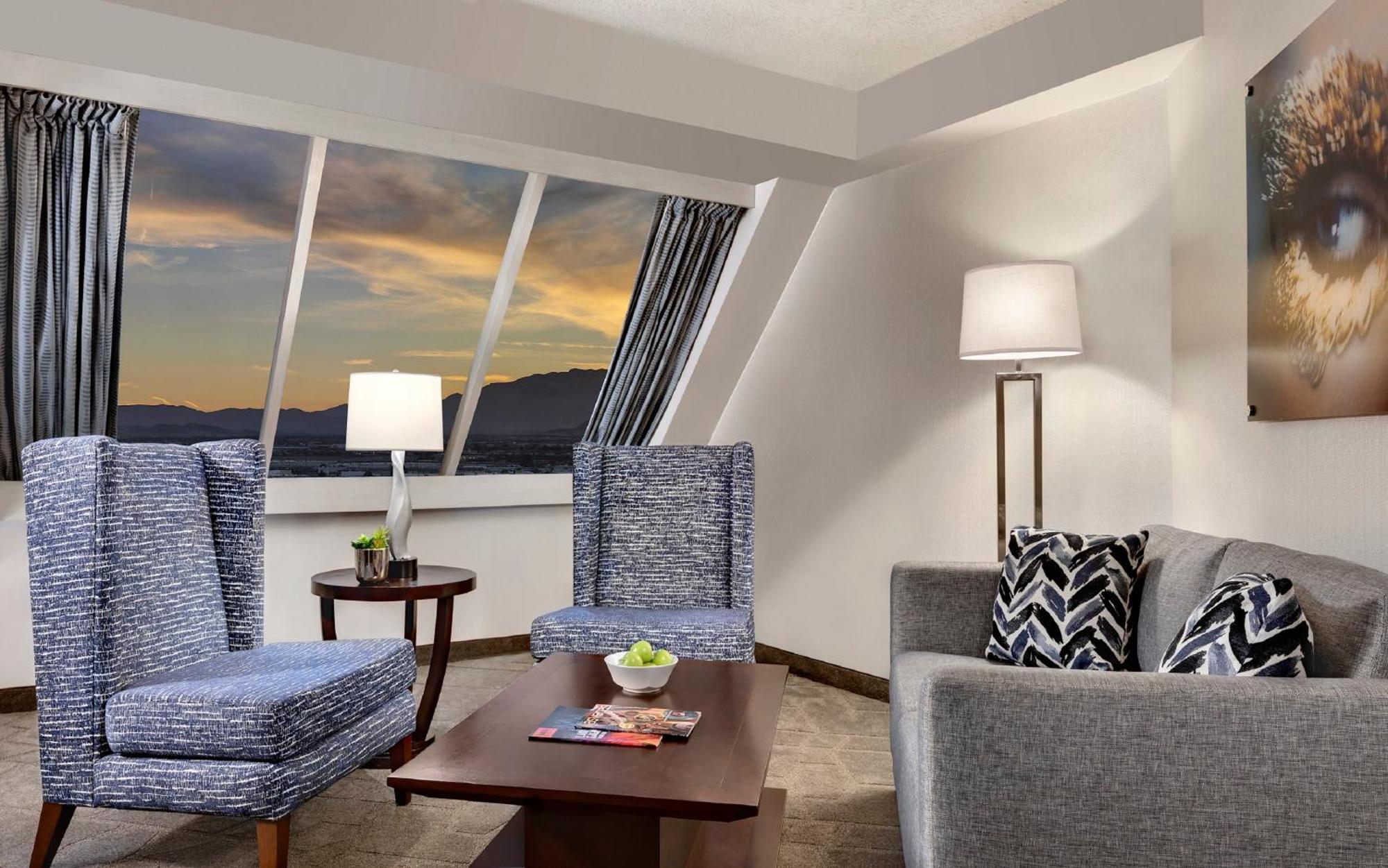 Pyramid King Corner Suite